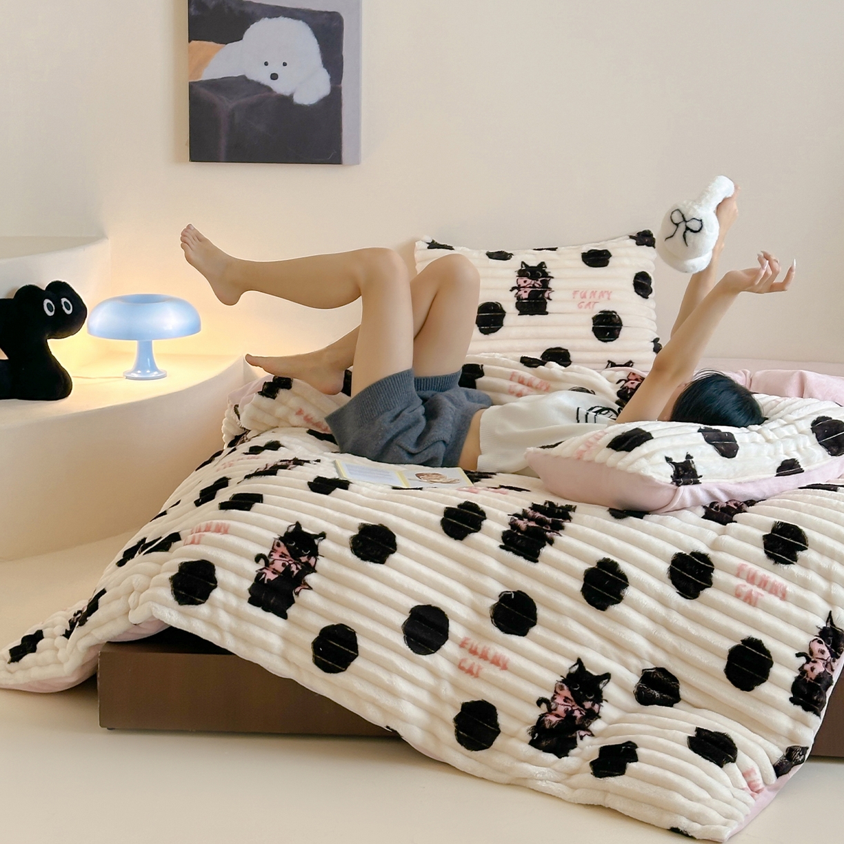 91家纺网 家纺一手货源 找家纺 RYB红黄兰 2025新款设计师原创A版抽条兔兔绒B版牛奶绒印花四件套 波点黑猫