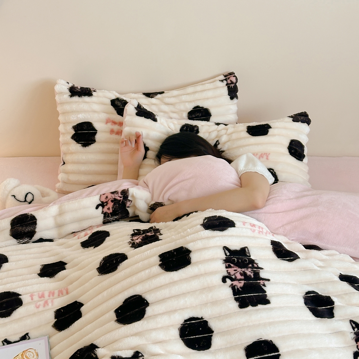 91家纺网 家纺一手货源 找家纺 RYB红黄兰 2025新款设计师原创A版抽条兔兔绒B版牛奶绒印花四件套 波点黑猫