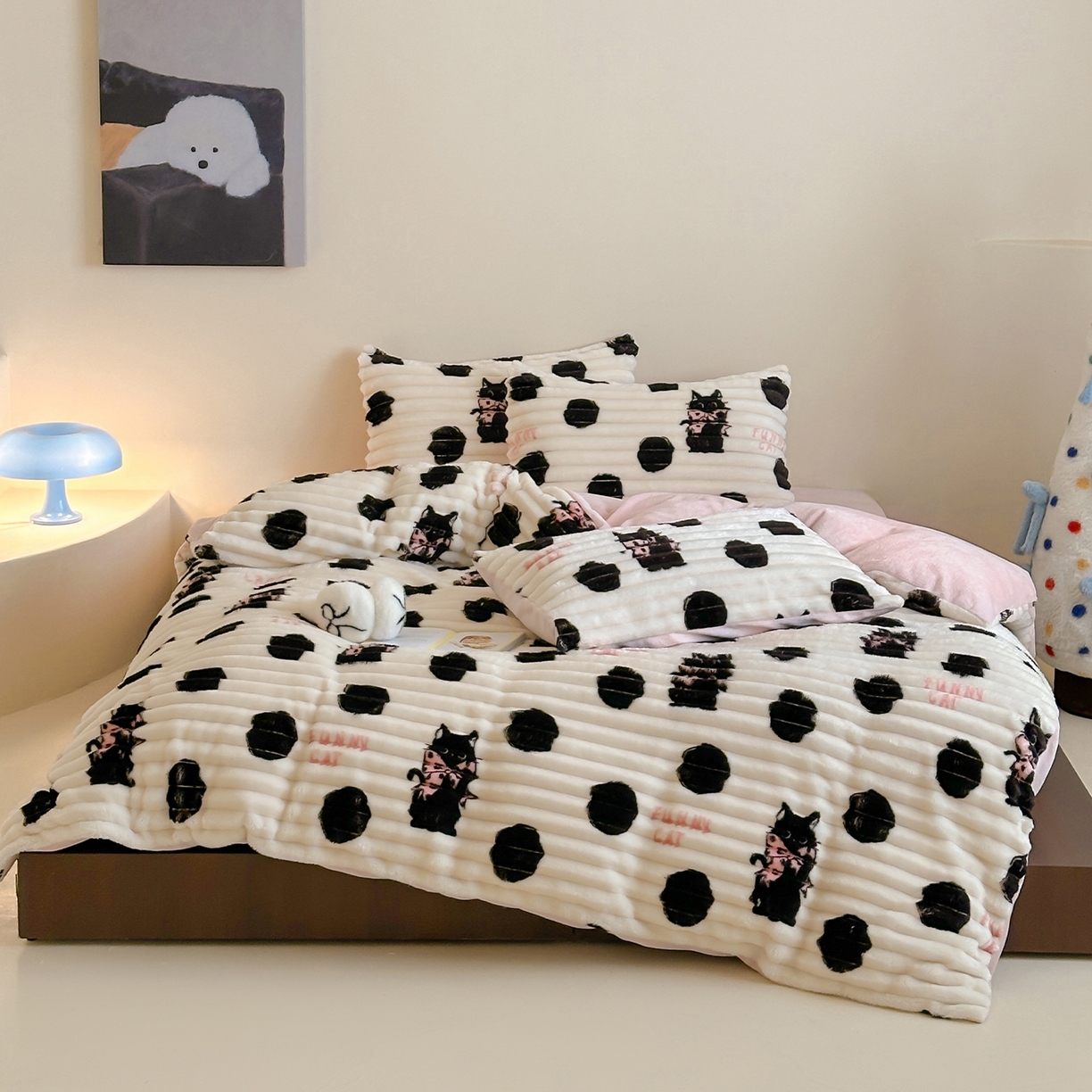 91家纺网 家纺一手货源 找家纺 RYB红黄兰 2025新款设计师原创A版抽条兔兔绒B版牛奶绒印花四件套 波点黑猫