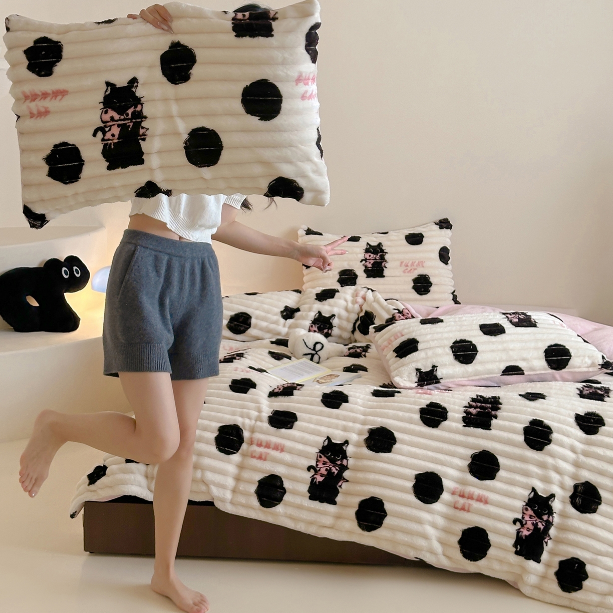 91家纺网 家纺一手货源 找家纺 RYB红黄兰 2025新款设计师原创A版抽条兔兔绒B版牛奶绒印花四件套 波点黑猫