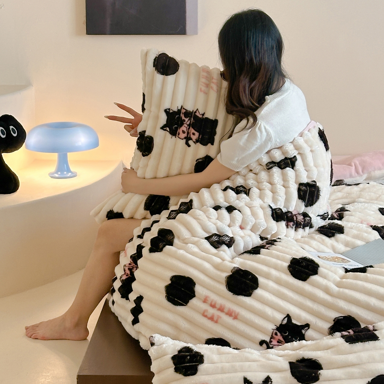 91家纺网 家纺一手货源 找家纺 RYB红黄兰 2025新款设计师原创A版抽条兔兔绒B版牛奶绒印花四件套 波点黑猫