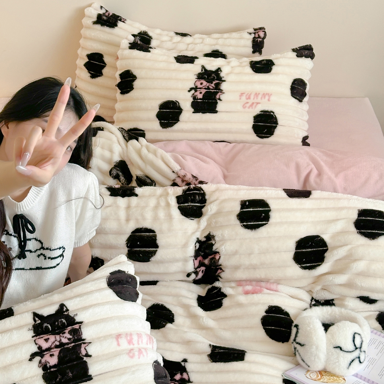 91家纺网 家纺一手货源 找家纺 RYB红黄兰 2025新款设计师原创A版抽条兔兔绒B版牛奶绒印花四件套 波点黑猫