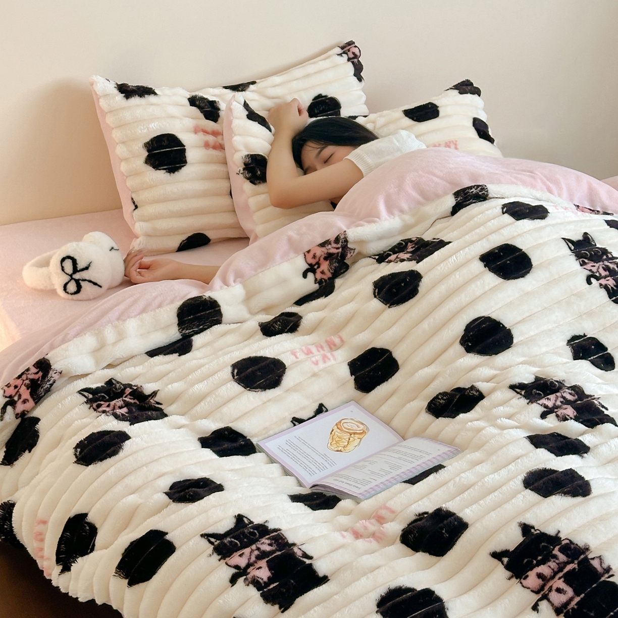 91家纺网 家纺一手货源 找家纺 RYB红黄兰 2025新款设计师原创A版抽条兔兔绒B版牛奶绒印花四件套 波点黑猫