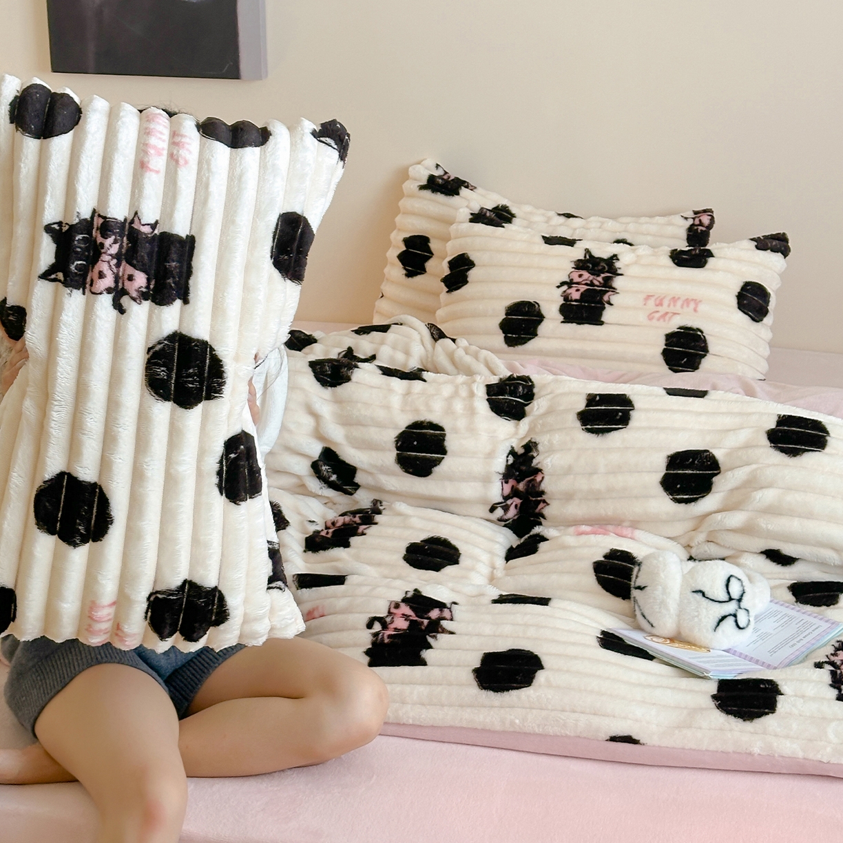 91家纺网 家纺一手货源 找家纺 RYB红黄兰 2025新款设计师原创A版抽条兔兔绒B版牛奶绒印花四件套 波点黑猫