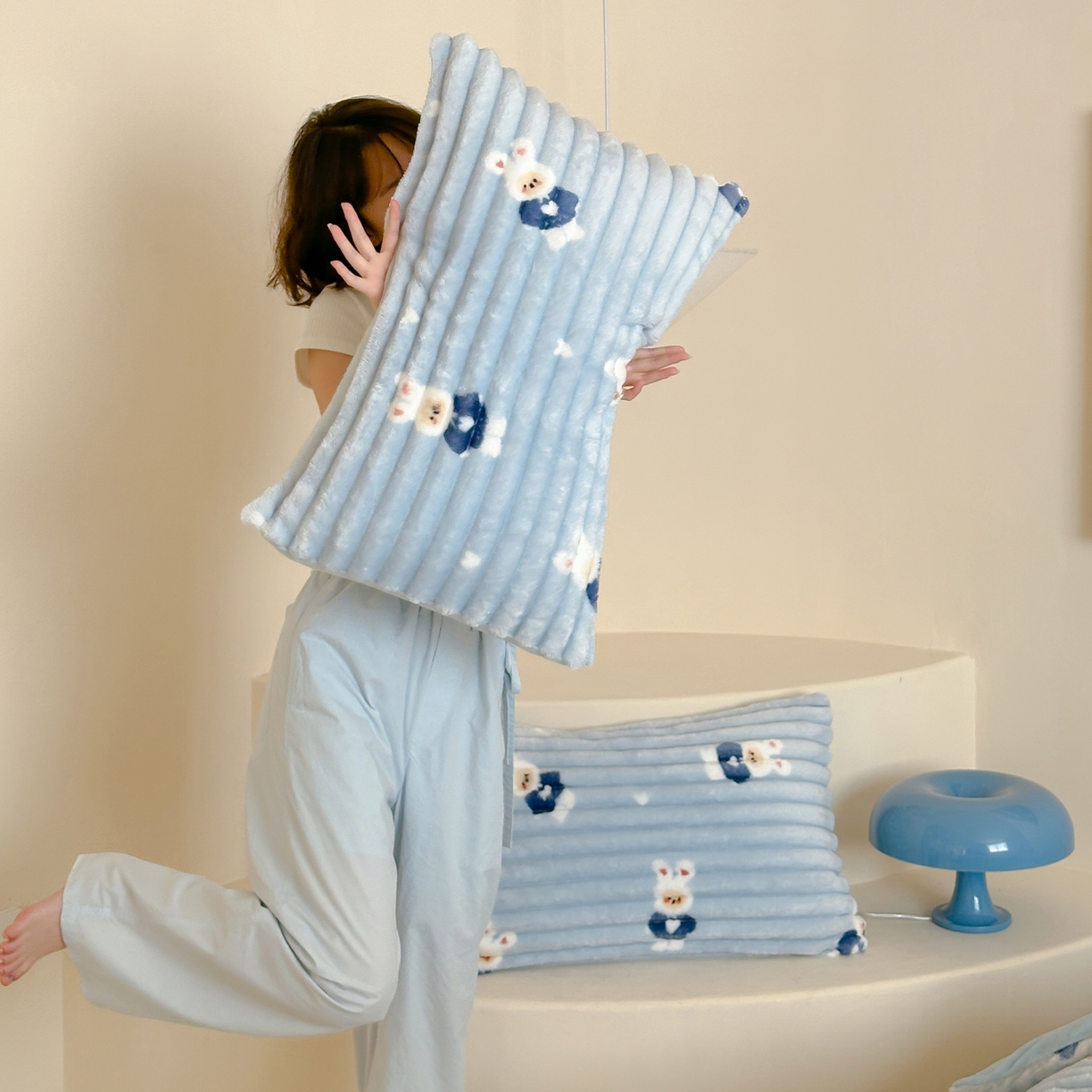 91家纺网 家纺一手货源 找家纺 RYB红黄兰 2025新款设计师原创A版抽条兔兔绒B版牛奶绒印花四件套 蓝色兔兔