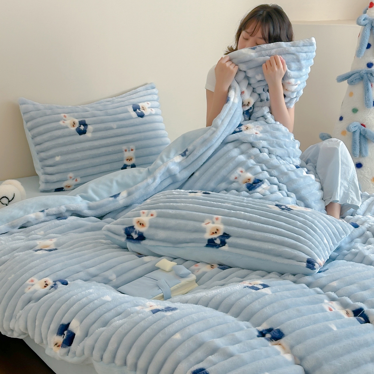 91家纺网 家纺一手货源 找家纺 RYB红黄兰 2025新款设计师原创A版抽条兔兔绒B版牛奶绒印花四件套 蓝色兔兔