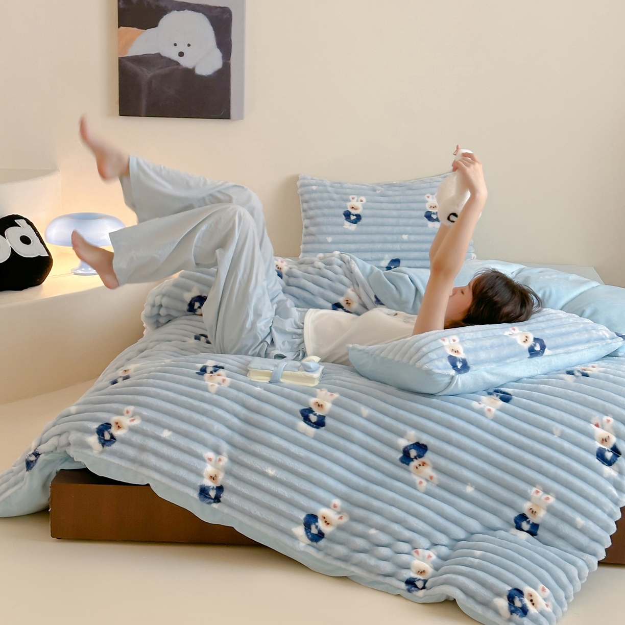 91家纺网 家纺一手货源 找家纺 RYB红黄兰 2025新款设计师原创A版抽条兔兔绒B版牛奶绒印花四件套 蓝色兔兔