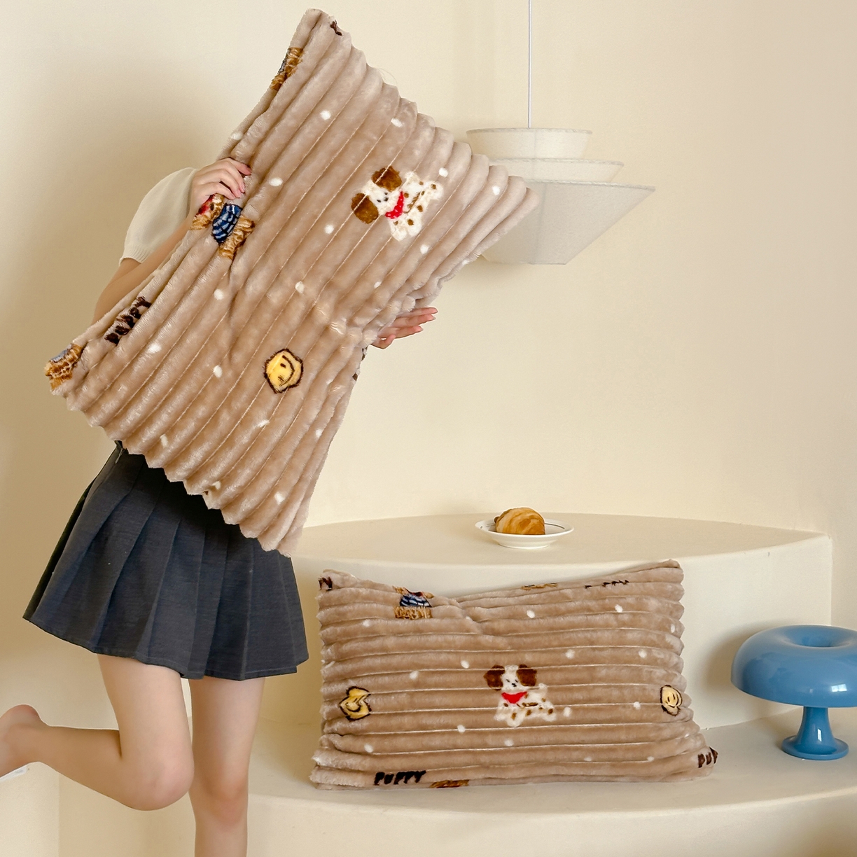 91家纺网 家纺一手货源 找家纺 RYB红黄兰 2025新款设计师原创A版抽条兔兔绒B版牛奶绒印花四件套 咖色潦草狗