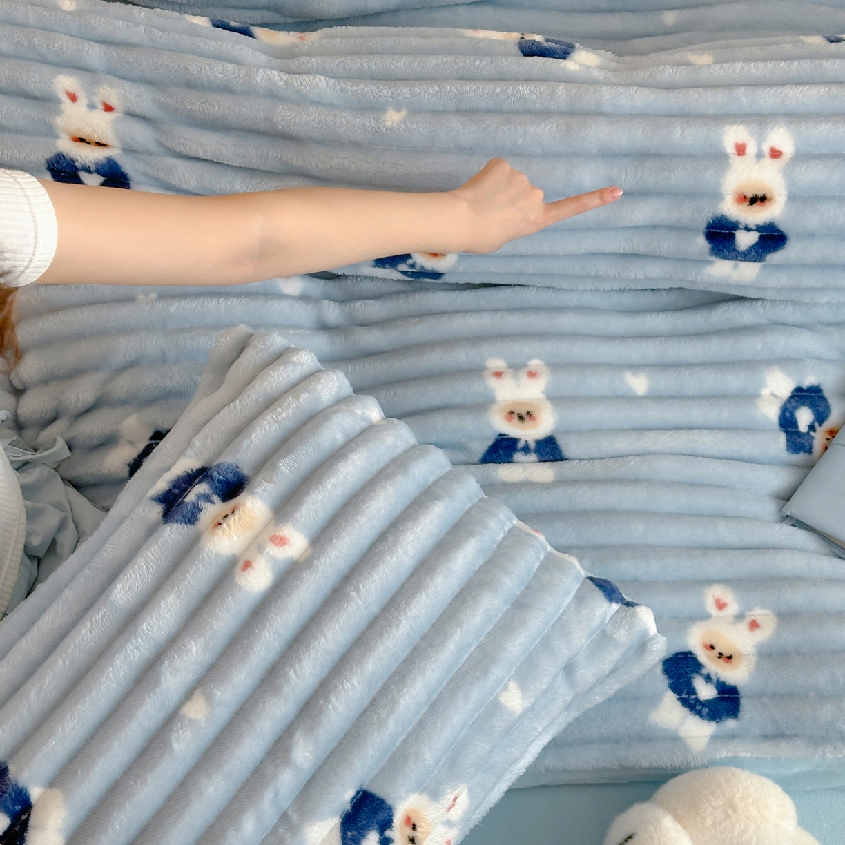 91家纺网 家纺一手货源 找家纺 RYB红黄兰 2025新款设计师原创A版抽条兔兔绒B版牛奶绒印花四件套 蓝色兔兔