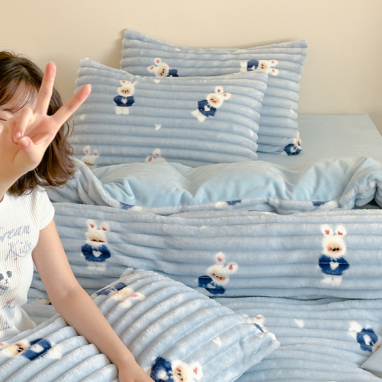 91家纺网 家纺一手货源 找家纺 RYB红黄兰 2025新款设计师原创A版抽条兔兔绒B版牛奶绒印花四件套 蓝色兔兔