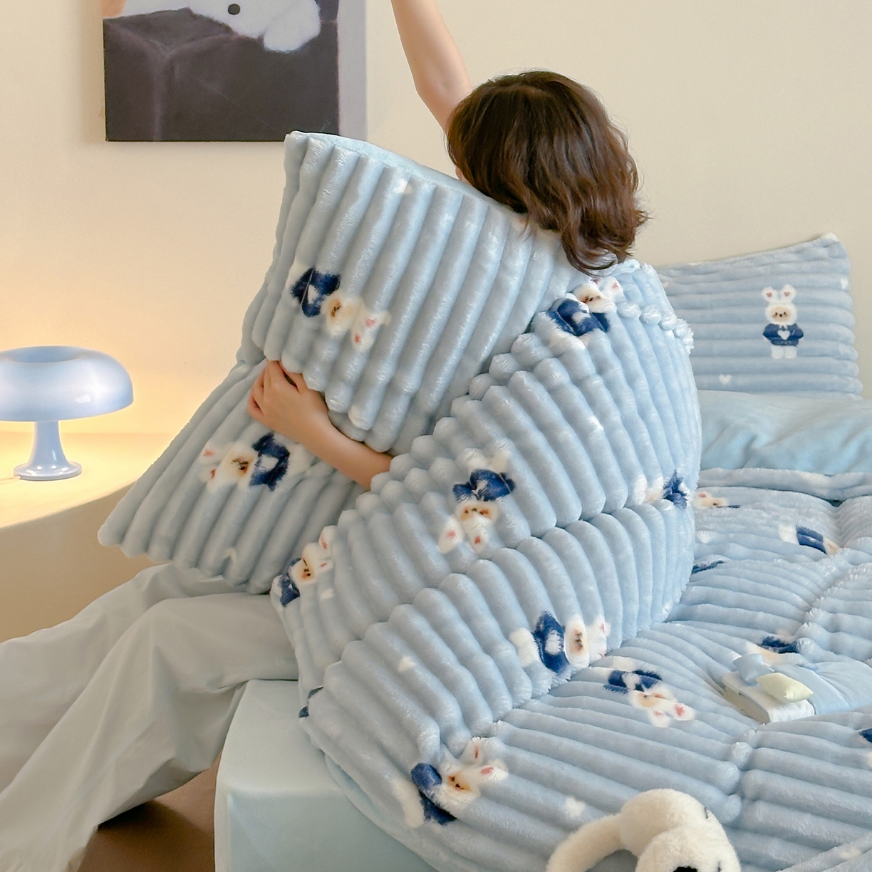 91家纺网 家纺一手货源 找家纺 RYB红黄兰 2025新款设计师原创A版抽条兔兔绒B版牛奶绒印花四件套 蓝色兔兔