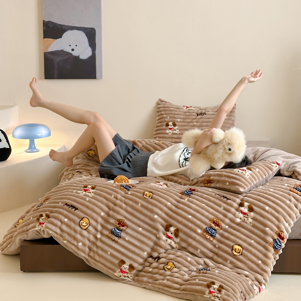 91家纺网 家纺一手货源 找家纺 RYB红黄兰 2025新款设计师原创A版抽条兔兔绒B版牛奶绒印花四件套 咖色潦草狗