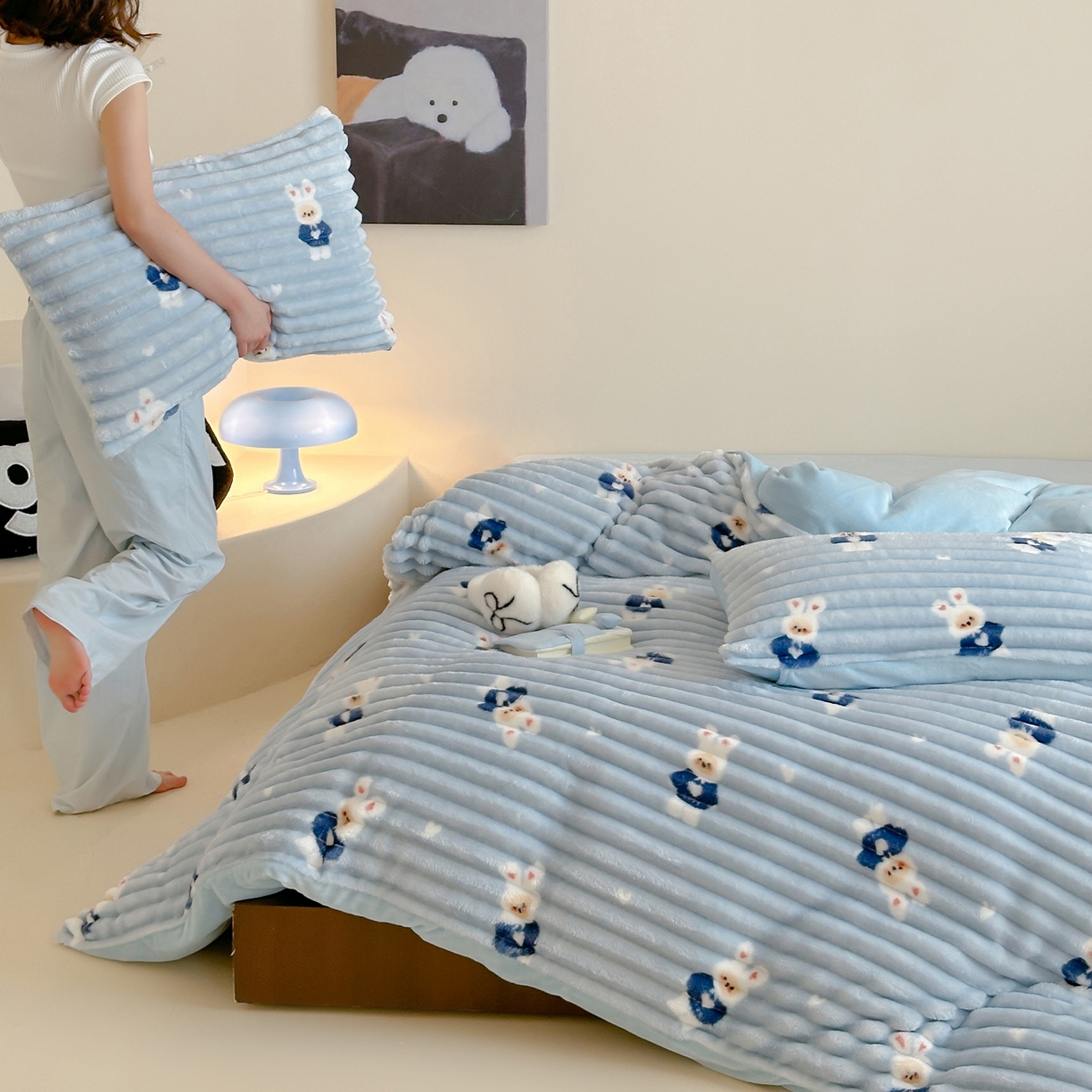 91家纺网 家纺一手货源 找家纺 RYB红黄兰 2025新款设计师原创A版抽条兔兔绒B版牛奶绒印花四件套 蓝色兔兔