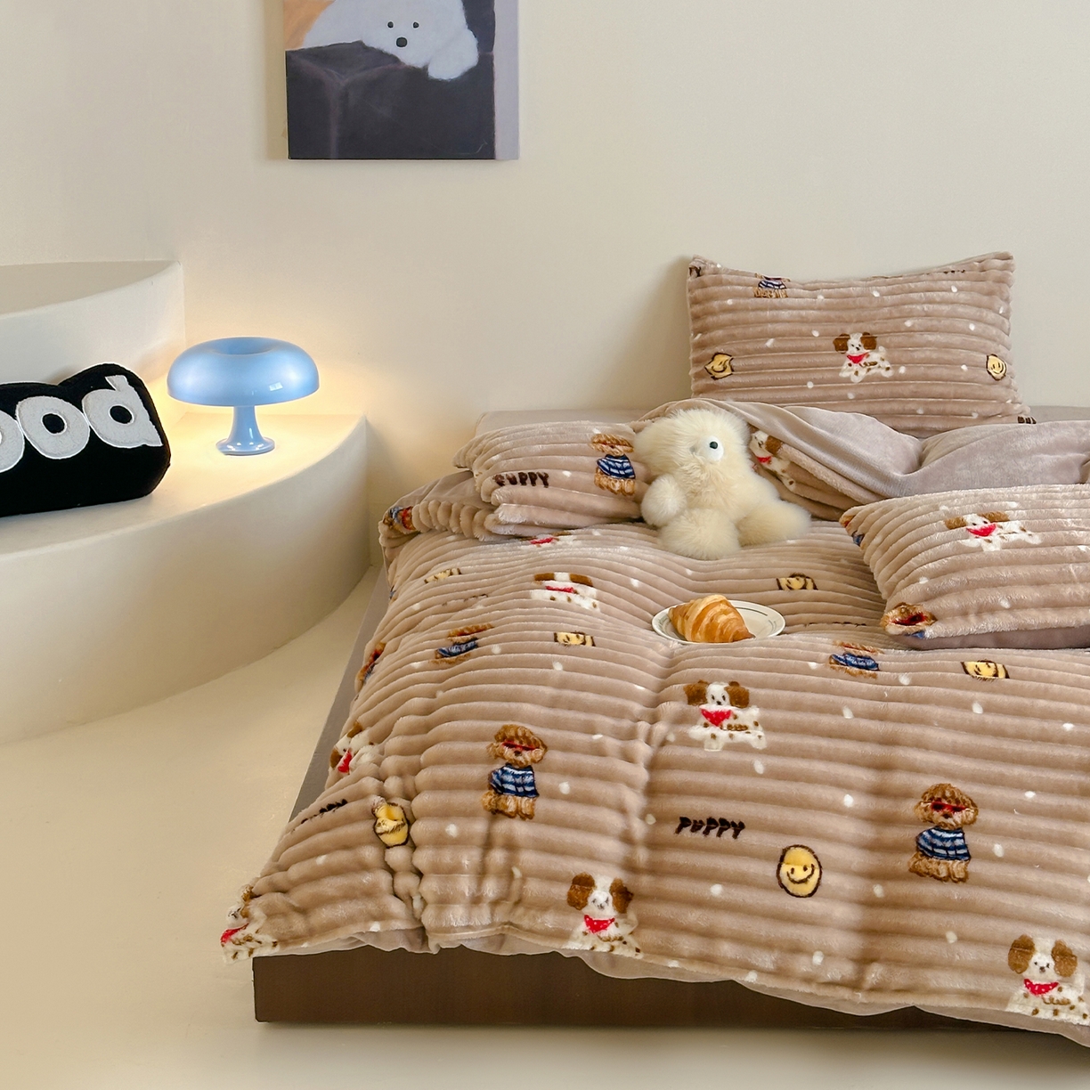 91家纺网 家纺一手货源 找家纺 RYB红黄兰 2025新款设计师原创A版抽条兔兔绒B版牛奶绒印花四件套 咖色潦草狗