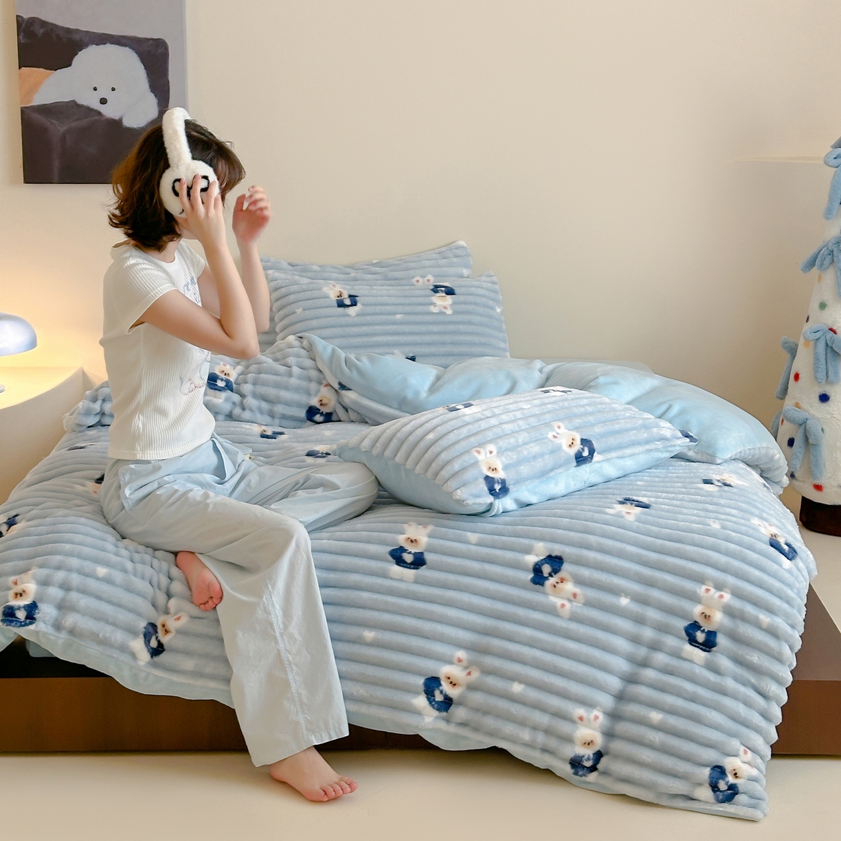 91家纺网 家纺一手货源 找家纺 RYB红黄兰 2025新款设计师原创A版抽条兔兔绒B版牛奶绒印花四件套 蓝色兔兔