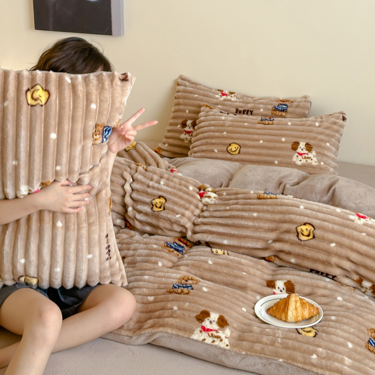 91家纺网 家纺一手货源 找家纺 RYB红黄兰 2025新款设计师原创A版抽条兔兔绒B版牛奶绒印花四件套 咖色潦草狗