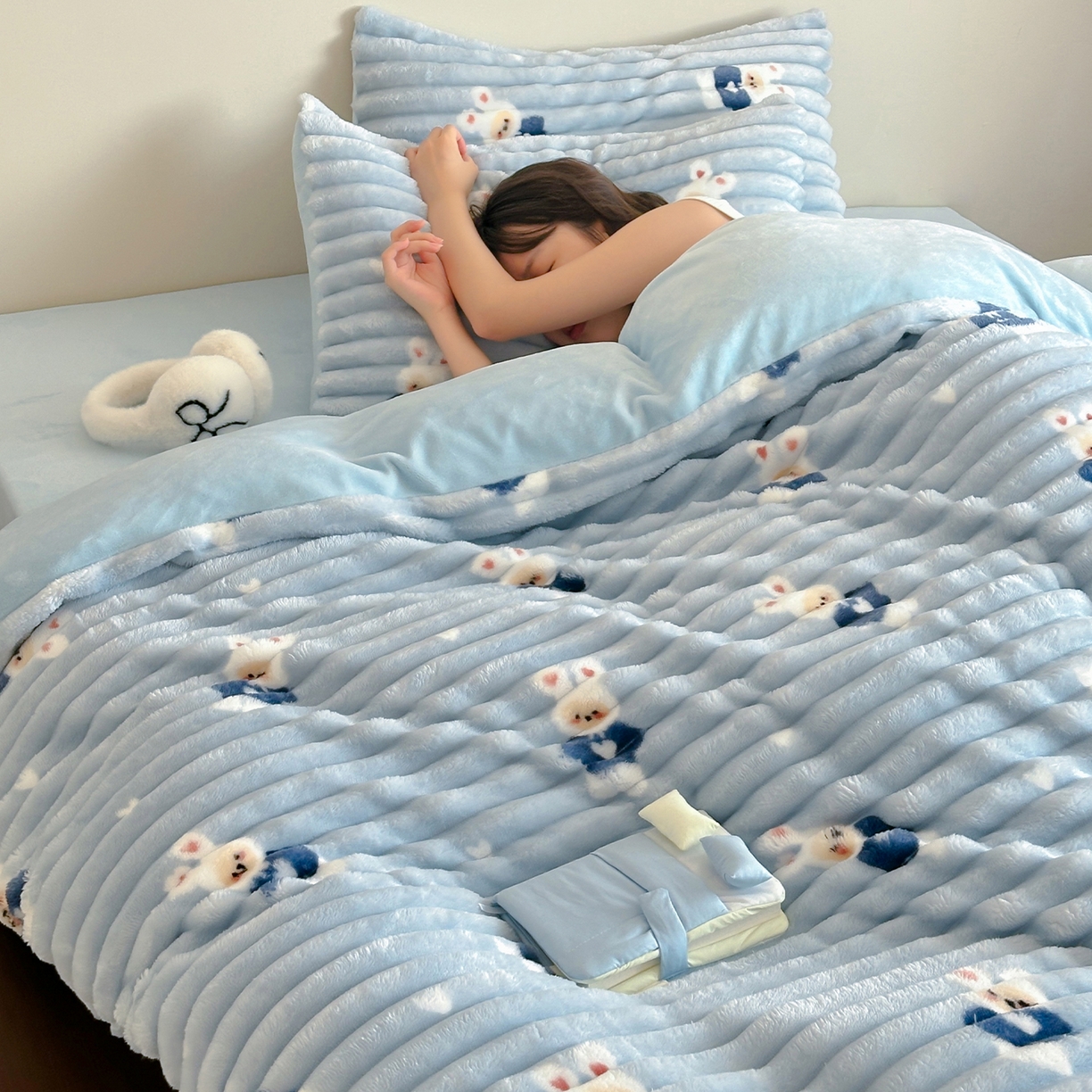 91家纺网 家纺一手货源 找家纺 RYB红黄兰 2025新款设计师原创A版抽条兔兔绒B版牛奶绒印花四件套 蓝色兔兔