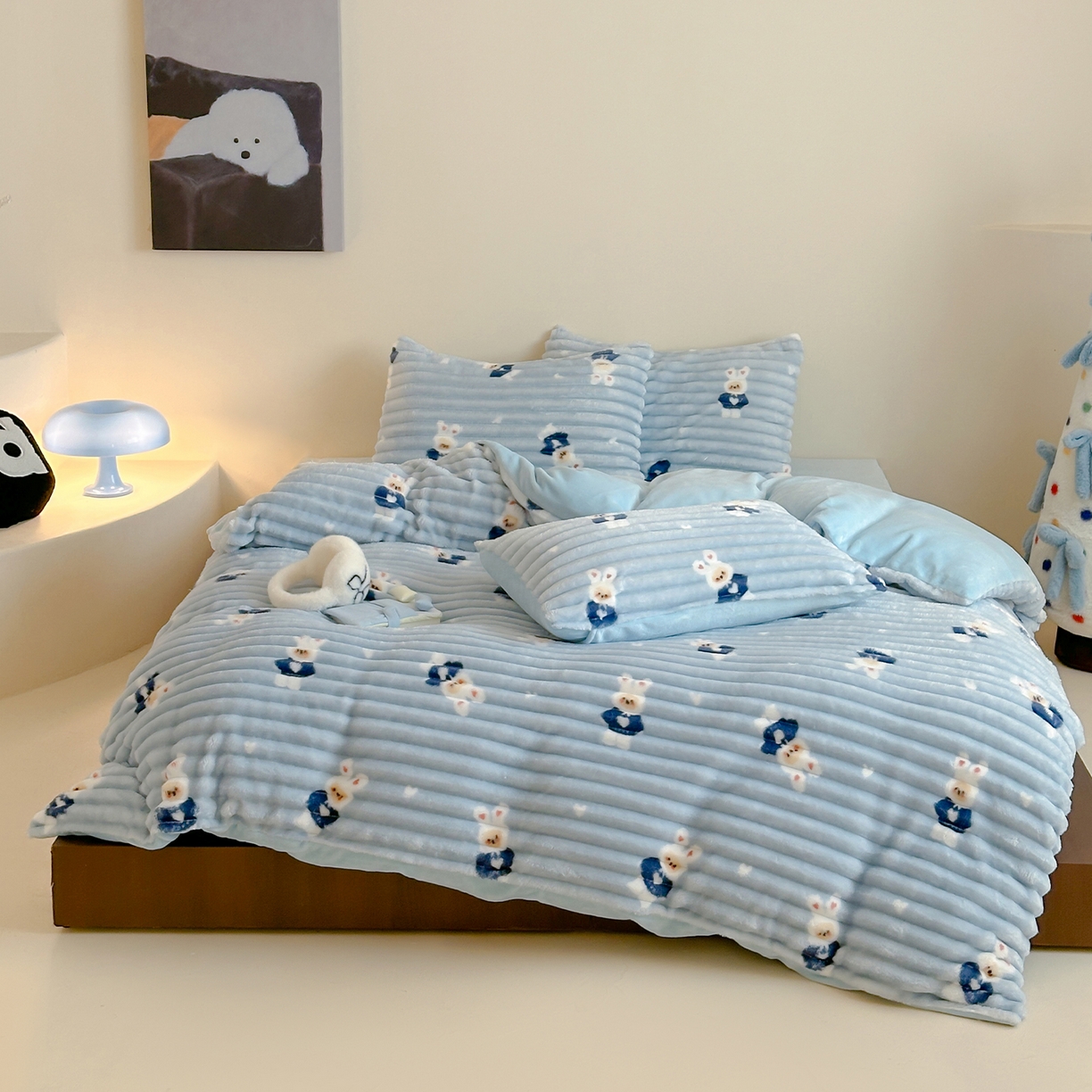 91家纺网 家纺一手货源 找家纺 RYB红黄兰 2025新款设计师原创A版抽条兔兔绒B版牛奶绒印花四件套 蓝色兔兔