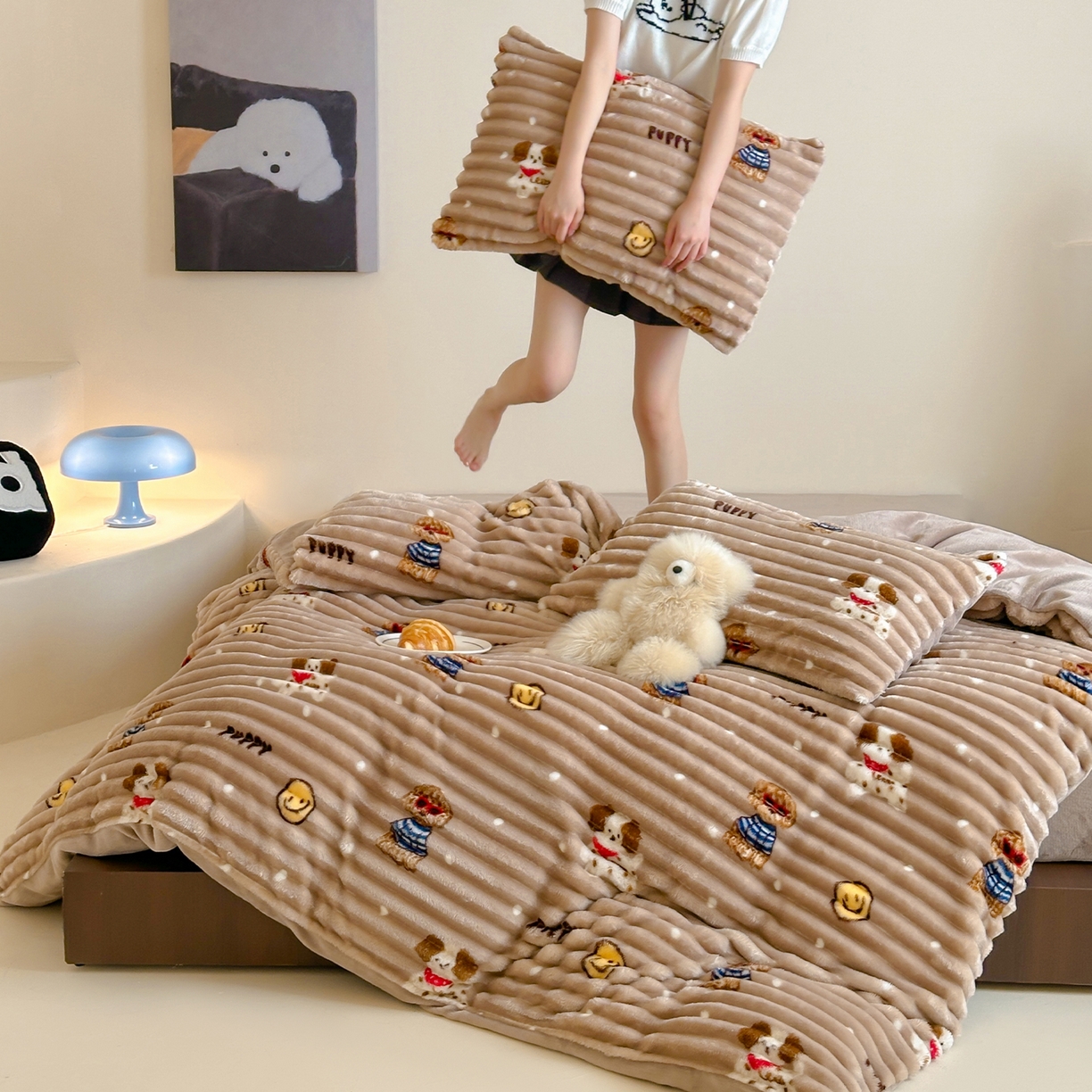 91家纺网 家纺一手货源 找家纺 RYB红黄兰 2025新款设计师原创A版抽条兔兔绒B版牛奶绒印花四件套 咖色潦草狗