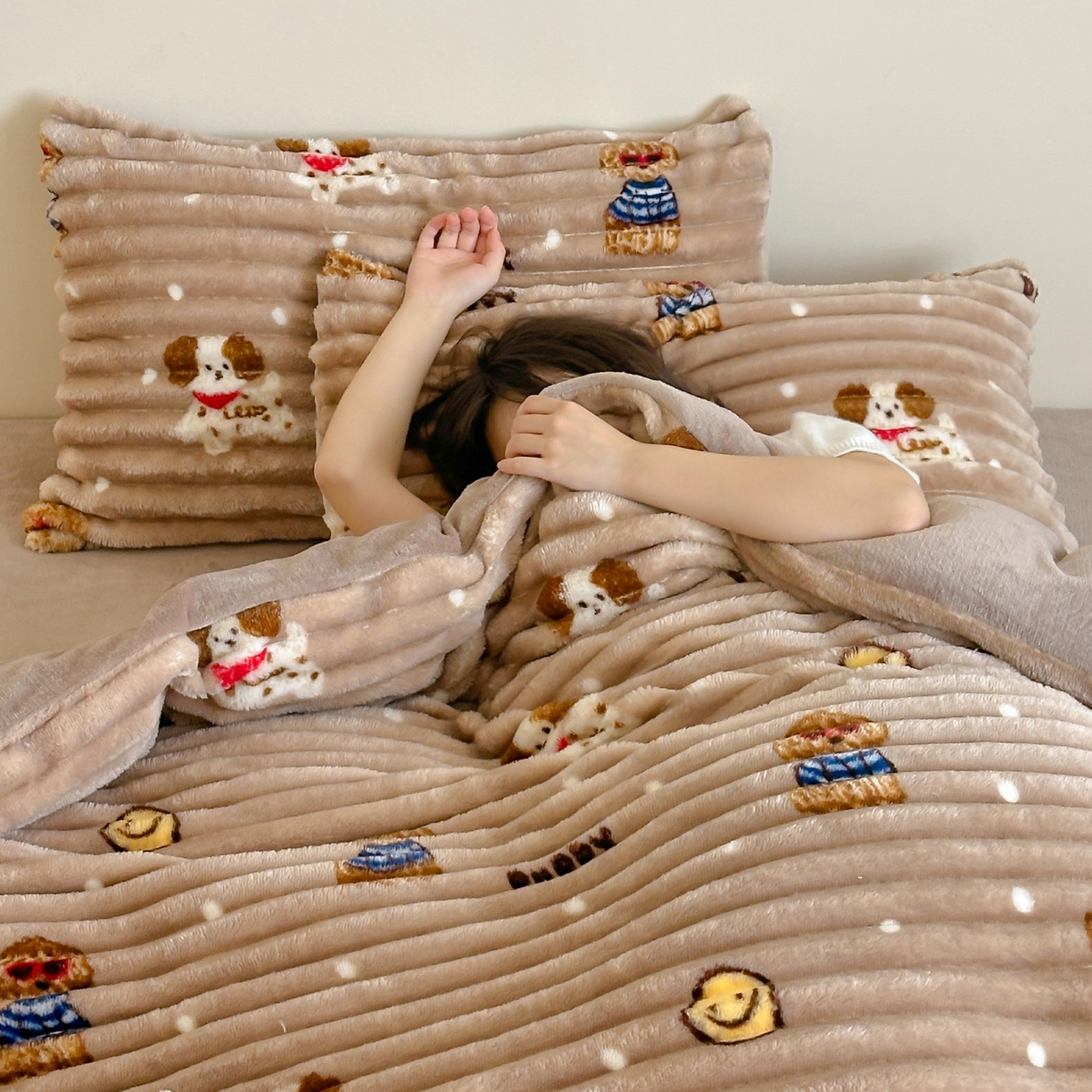 91家纺网 家纺一手货源 找家纺 RYB红黄兰 2025新款设计师原创A版抽条兔兔绒B版牛奶绒印花四件套 咖色潦草狗