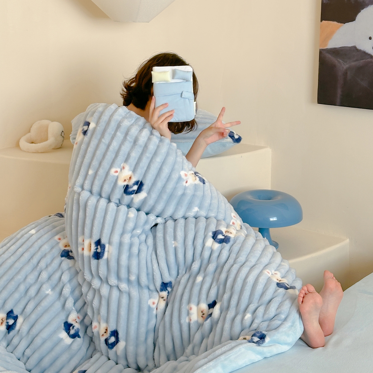 91家纺网 家纺一手货源 找家纺 RYB红黄兰 2025新款设计师原创A版抽条兔兔绒B版牛奶绒印花四件套 蓝色兔兔