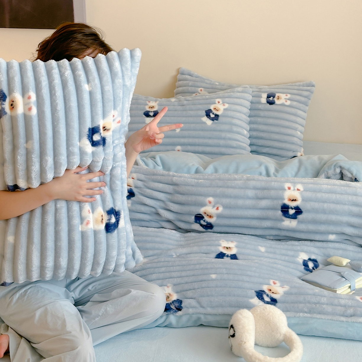 91家纺网 家纺一手货源 找家纺 RYB红黄兰 2025新款设计师原创A版抽条兔兔绒B版牛奶绒印花四件套 蓝色兔兔