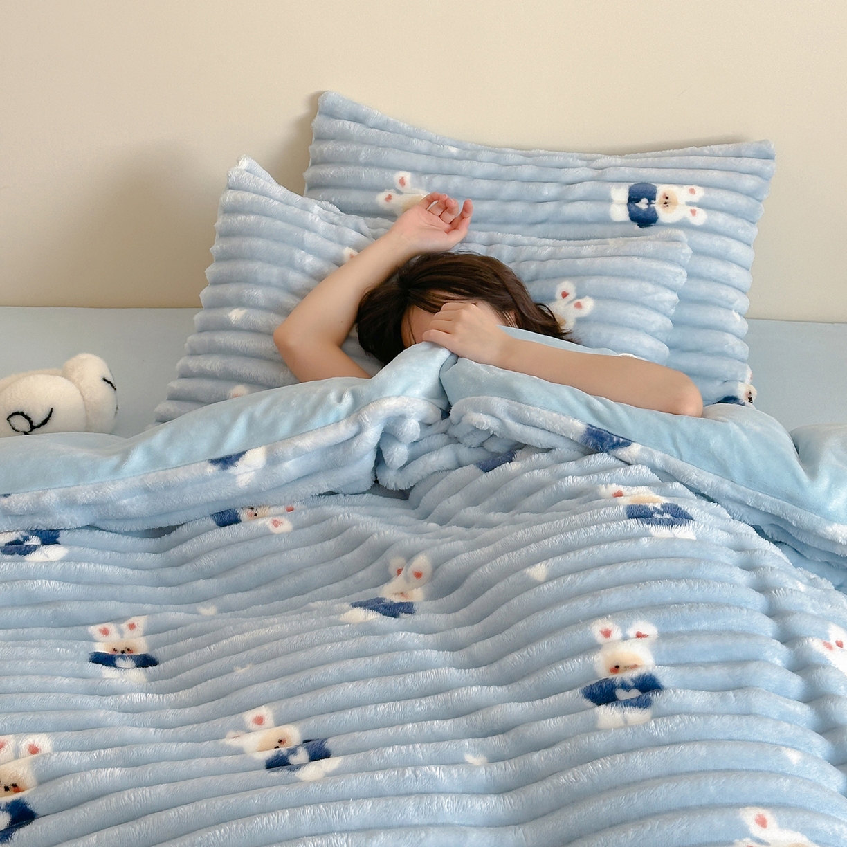 91家纺网 家纺一手货源 找家纺 RYB红黄兰 2025新款设计师原创A版抽条兔兔绒B版牛奶绒印花四件套 蓝色兔兔