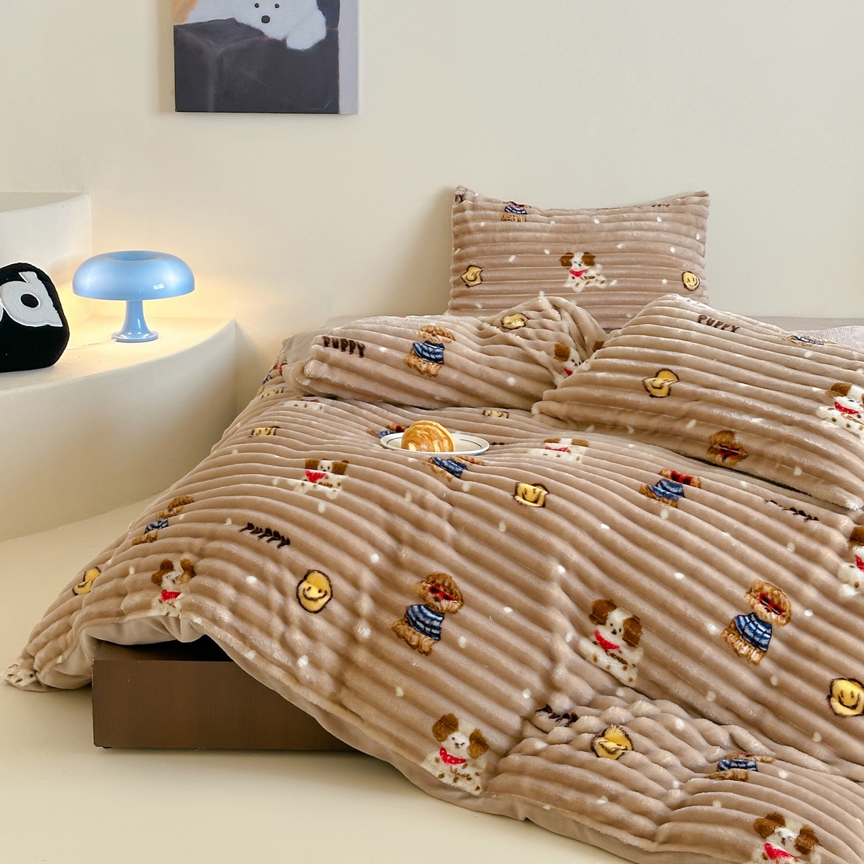 91家纺网 家纺一手货源 找家纺 RYB红黄兰 2025新款设计师原创A版抽条兔兔绒B版牛奶绒印花四件套 咖色潦草狗