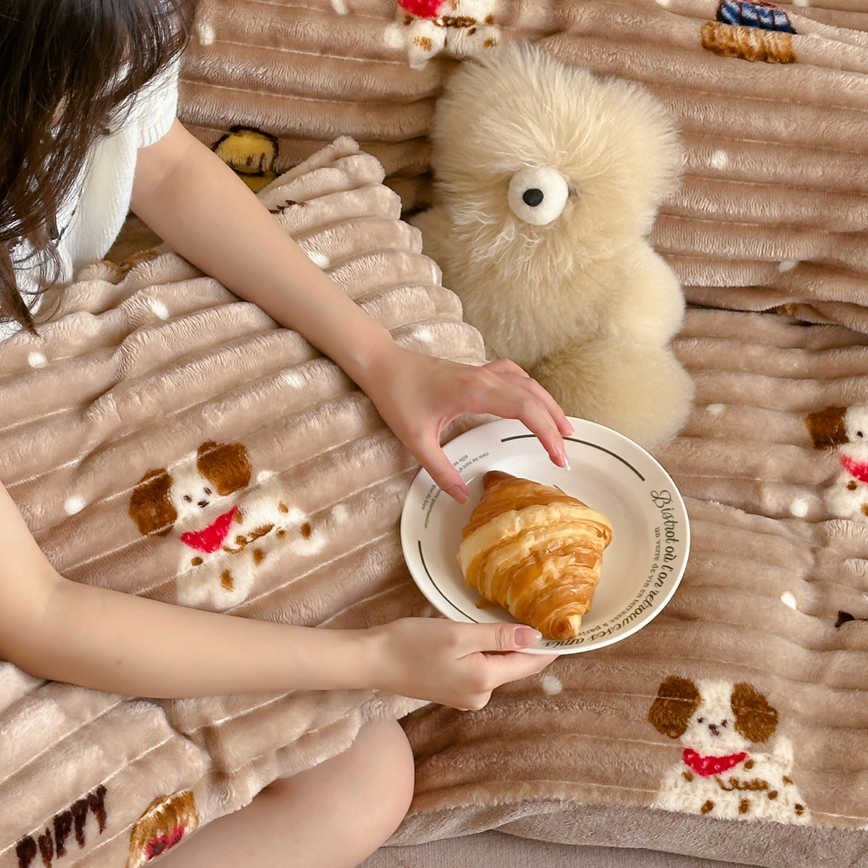 91家纺网 家纺一手货源 找家纺 RYB红黄兰 2025新款设计师原创A版抽条兔兔绒B版牛奶绒印花四件套 咖色潦草狗