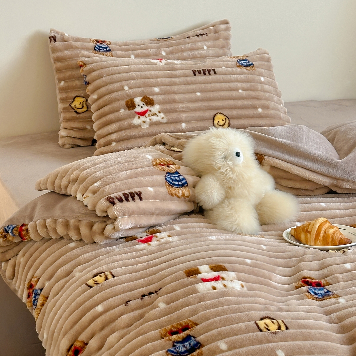 91家纺网 家纺一手货源 找家纺 RYB红黄兰 2025新款设计师原创A版抽条兔兔绒B版牛奶绒印花四件套 咖色潦草狗