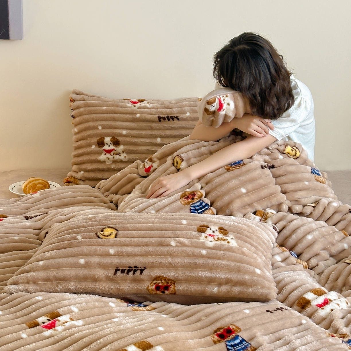 91家纺网 家纺一手货源 找家纺 RYB红黄兰 2025新款设计师原创A版抽条兔兔绒B版牛奶绒印花四件套 咖色潦草狗