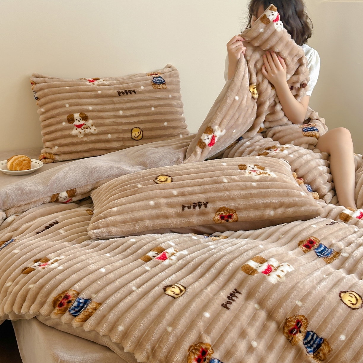 91家纺网 家纺一手货源 找家纺 RYB红黄兰 2025新款设计师原创A版抽条兔兔绒B版牛奶绒印花四件套 咖色潦草狗