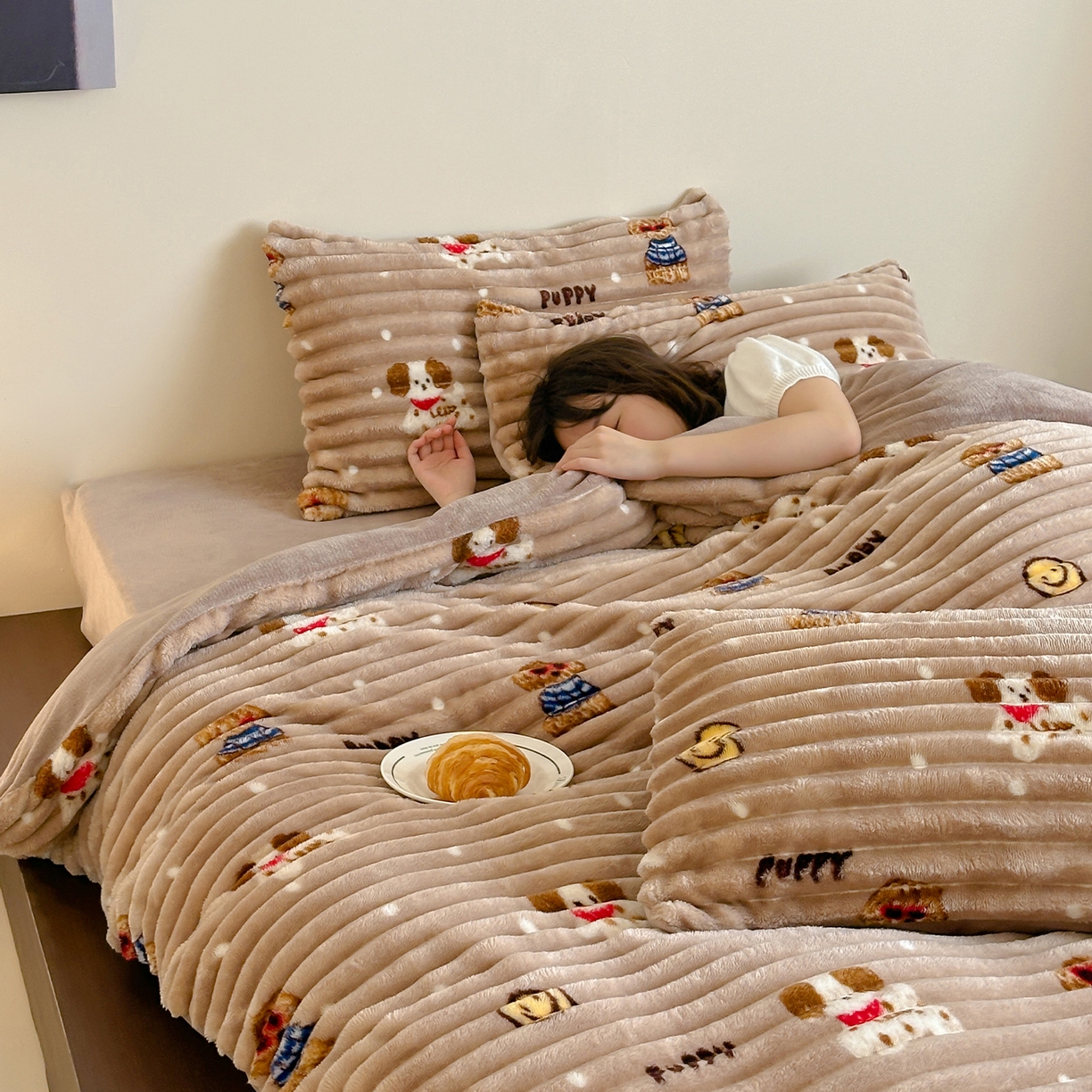 91家纺网 家纺一手货源 找家纺 RYB红黄兰 2025新款设计师原创A版抽条兔兔绒B版牛奶绒印花四件套 咖色潦草狗