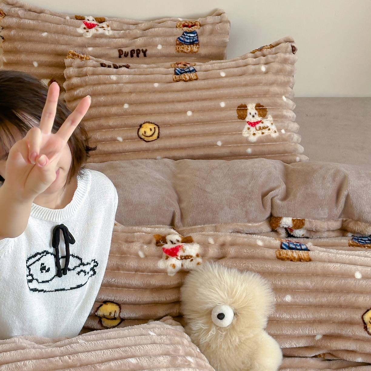 91家纺网 家纺一手货源 找家纺 RYB红黄兰 2025新款设计师原创A版抽条兔兔绒B版牛奶绒印花四件套 咖色潦草狗