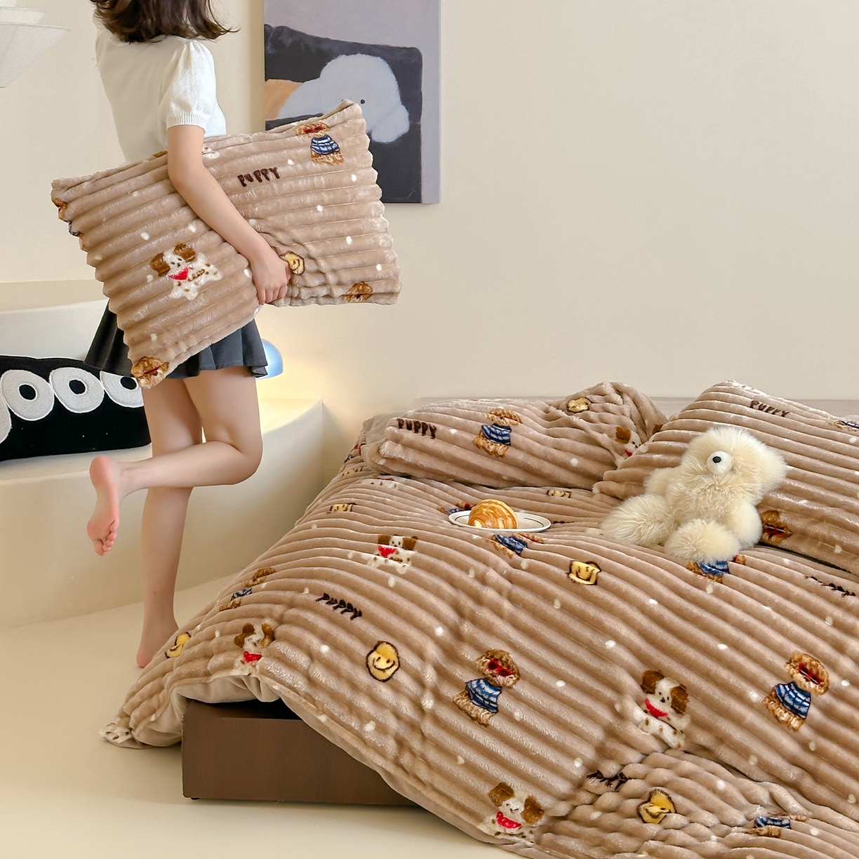 91家纺网 家纺一手货源 找家纺 RYB红黄兰 2025新款设计师原创A版抽条兔兔绒B版牛奶绒印花四件套 咖色潦草狗