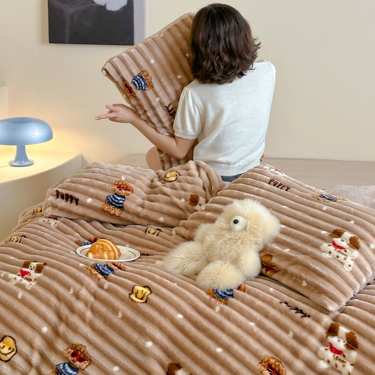 91家纺网 家纺一手货源 找家纺 RYB红黄兰 2025新款设计师原创A版抽条兔兔绒B版牛奶绒印花四件套 咖色潦草狗