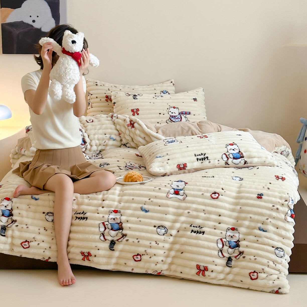 91家纺网 家纺一手货源 找家纺 RYB红黄兰 2025新款设计师原创A版抽条兔兔绒B版牛奶绒印花四件套 奶油西高地