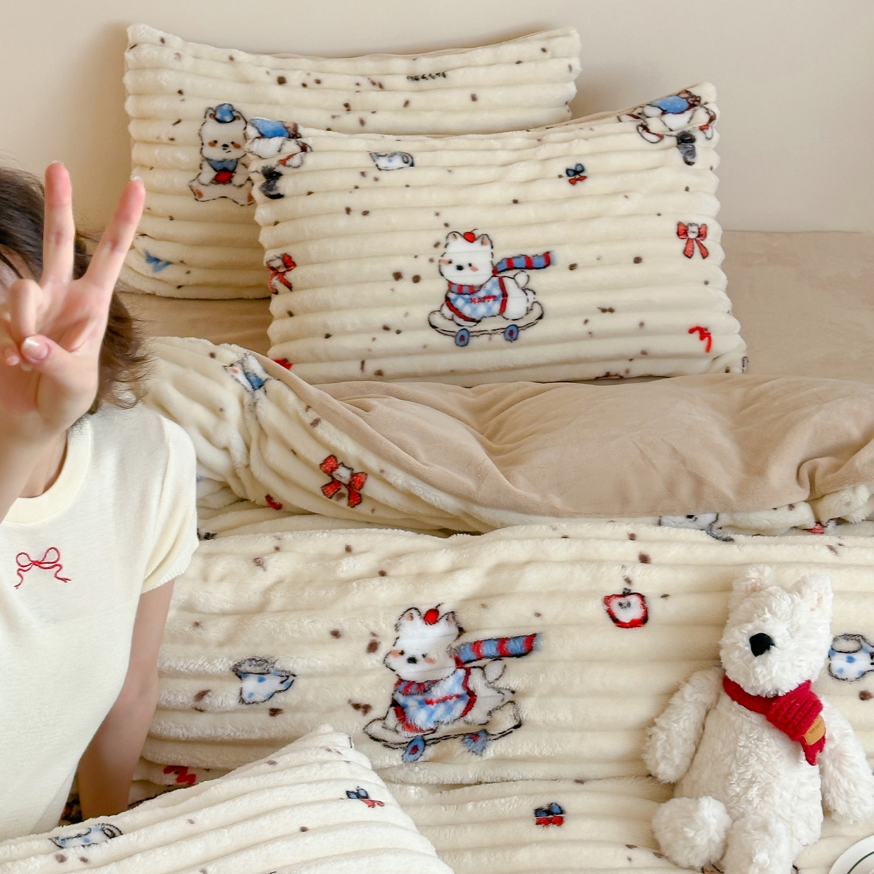 91家纺网 家纺一手货源 找家纺 RYB红黄兰 2025新款设计师原创A版抽条兔兔绒B版牛奶绒印花四件套 奶油西高地