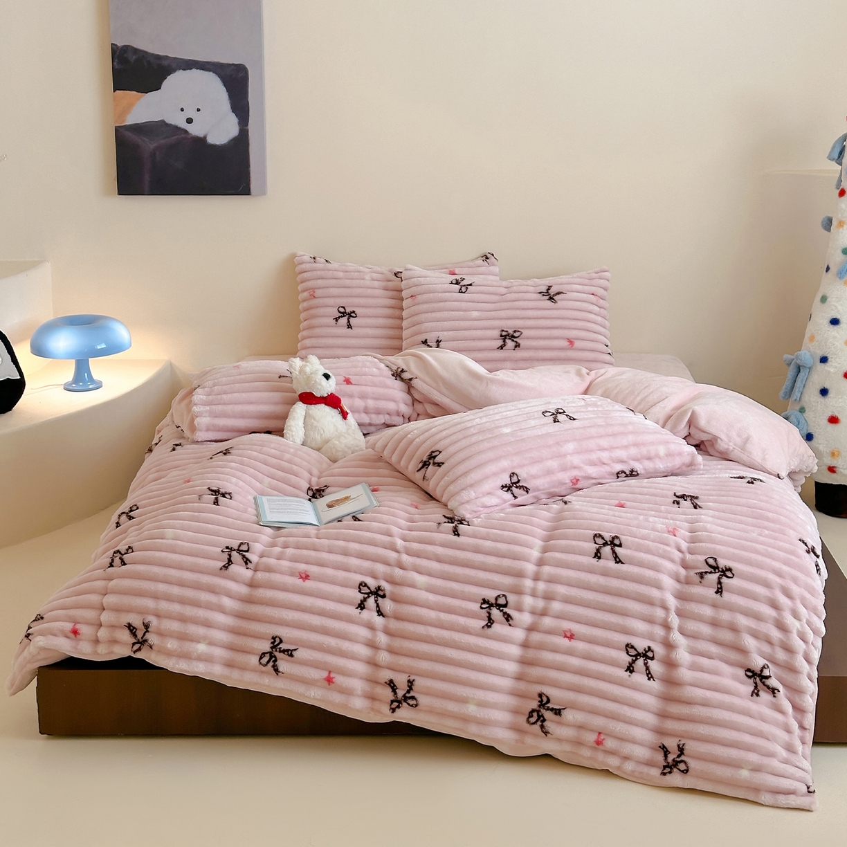 91家纺网 家纺一手货源 找家纺 RYB红黄兰 2025新款设计师原创A版抽条兔兔绒B版牛奶绒印花四件套 星星蝴蝶结