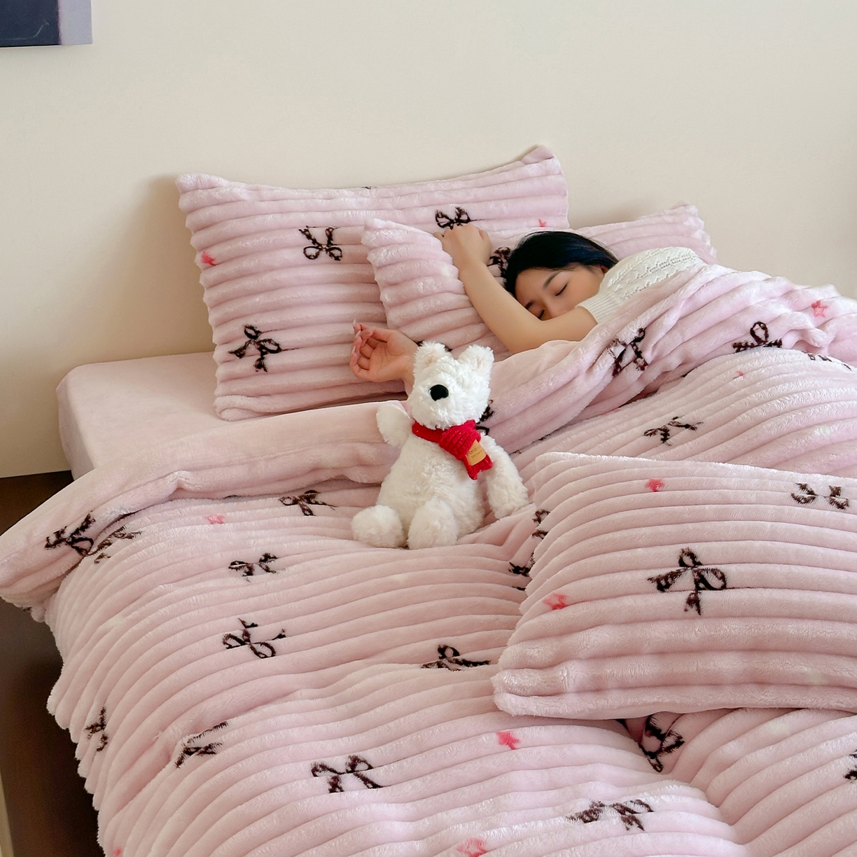 91家纺网 家纺一手货源 找家纺 RYB红黄兰 2025新款设计师原创A版抽条兔兔绒B版牛奶绒印花四件套 星星蝴蝶结