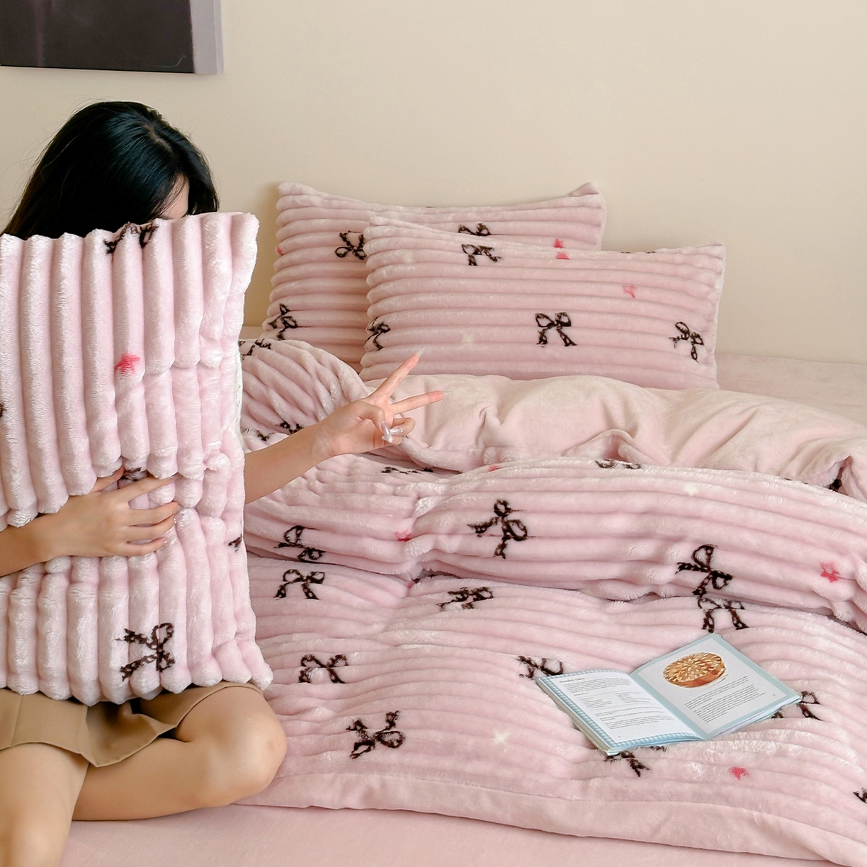 91家纺网 家纺一手货源 找家纺 RYB红黄兰 2025新款设计师原创A版抽条兔兔绒B版牛奶绒印花四件套 星星蝴蝶结