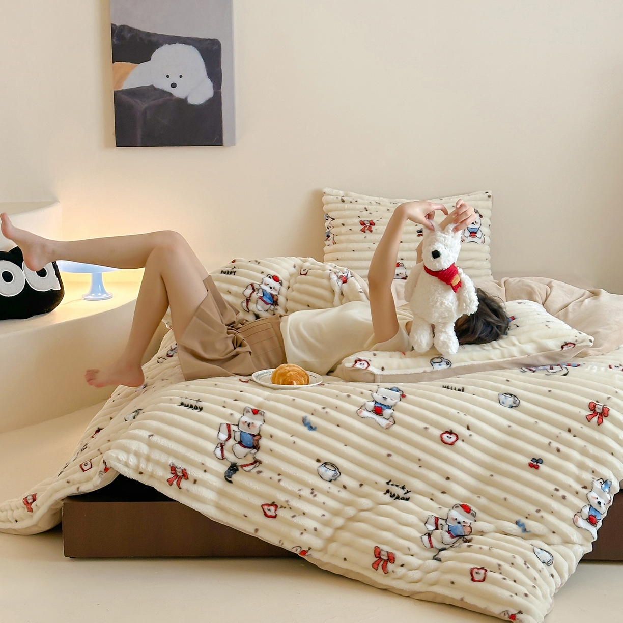 91家纺网 家纺一手货源 找家纺 RYB红黄兰 2025新款设计师原创A版抽条兔兔绒B版牛奶绒印花四件套 奶油西高地