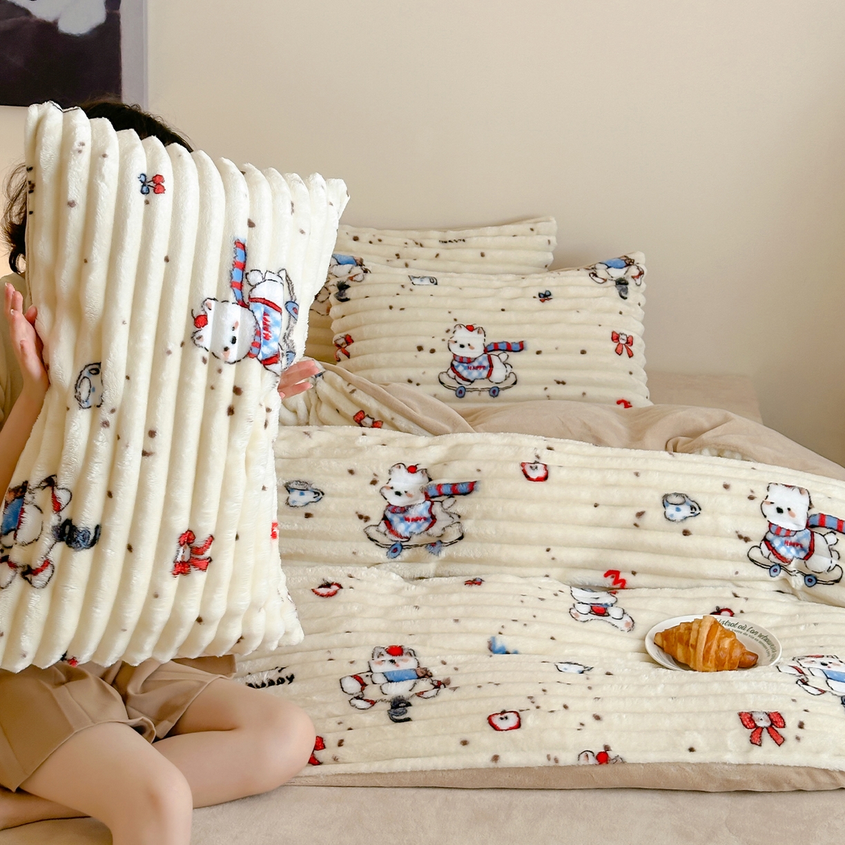 91家纺网 家纺一手货源 找家纺 RYB红黄兰 2025新款设计师原创A版抽条兔兔绒B版牛奶绒印花四件套 奶油西高地