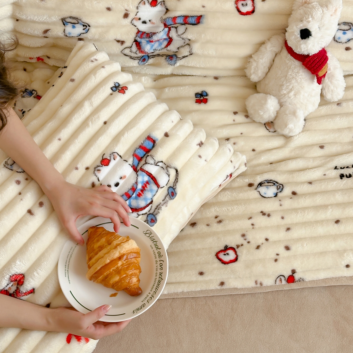 91家纺网 家纺一手货源 找家纺 RYB红黄兰 2025新款设计师原创A版抽条兔兔绒B版牛奶绒印花四件套 奶油西高地