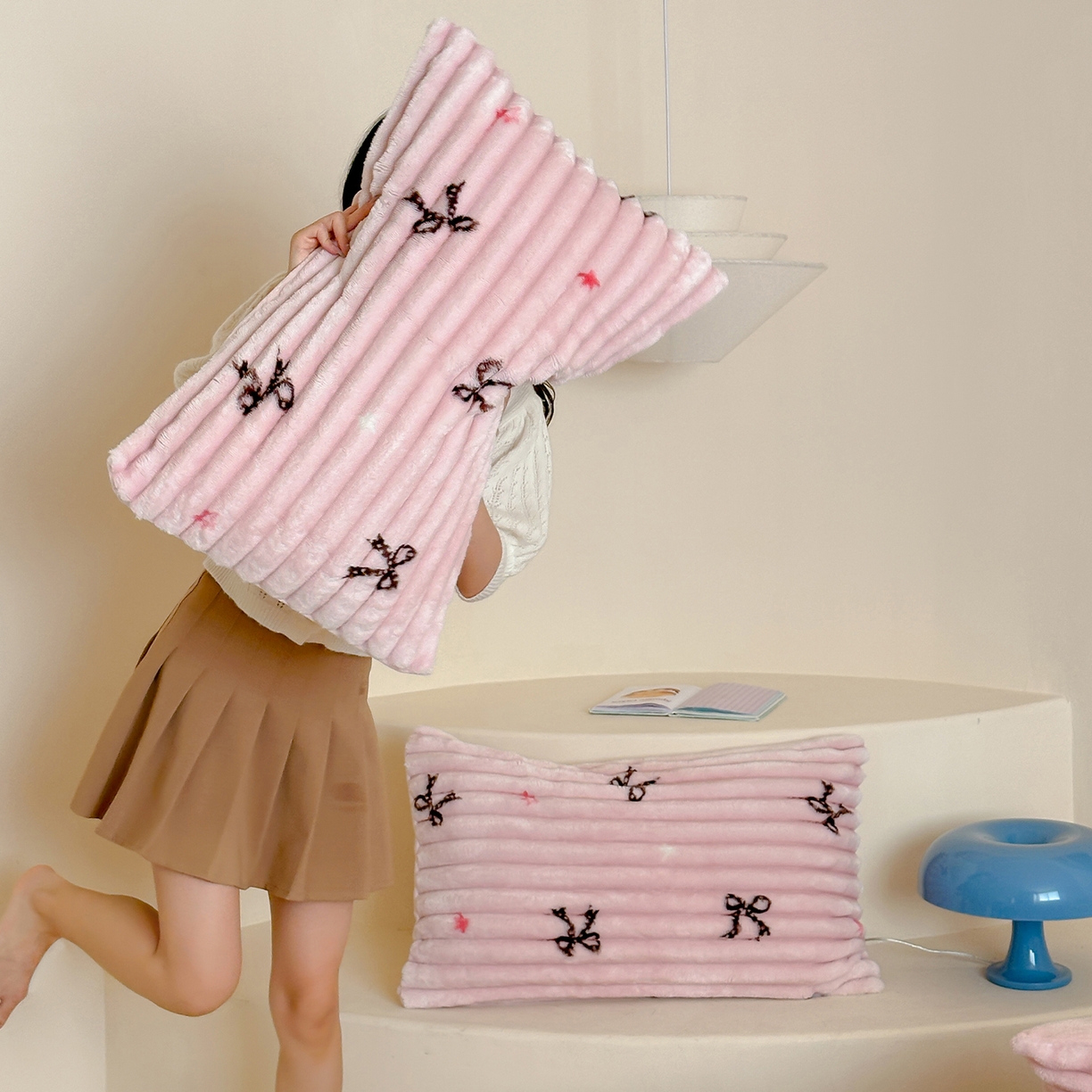 91家纺网 家纺一手货源 找家纺 RYB红黄兰 2025新款设计师原创A版抽条兔兔绒B版牛奶绒印花四件套 星星蝴蝶结