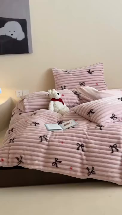 91家纺网 家纺一手货源 找家纺 RYB红黄兰 2025新款设计师原创A版抽条兔兔绒B版牛奶绒印花四件套 星星蝴蝶结