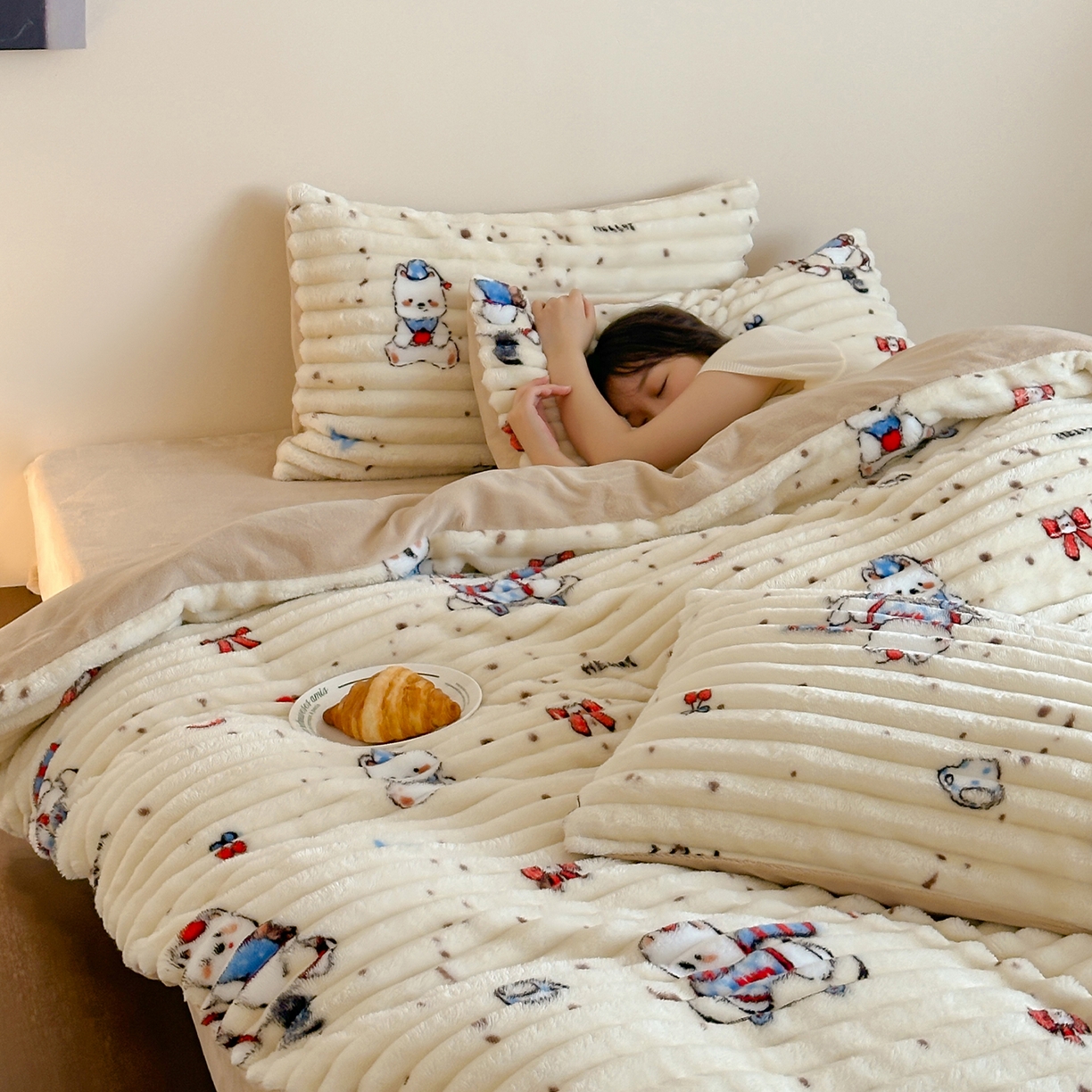 91家纺网 家纺一手货源 找家纺 RYB红黄兰 2025新款设计师原创A版抽条兔兔绒B版牛奶绒印花四件套 奶油西高地