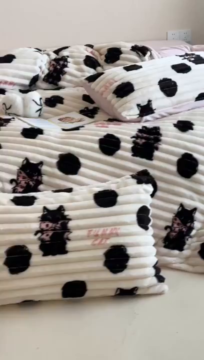 91家纺网 家纺一手货源 找家纺 RYB红黄兰 2025新款设计师原创A版抽条兔兔绒B版牛奶绒印花四件套 波点黑猫
