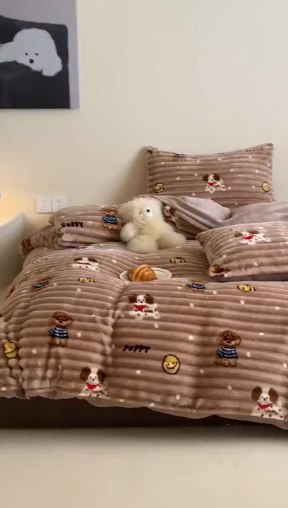 91家纺网 家纺一手货源 找家纺 RYB红黄兰 2025新款设计师原创A版抽条兔兔绒B版牛奶绒印花四件套 咖色潦草狗