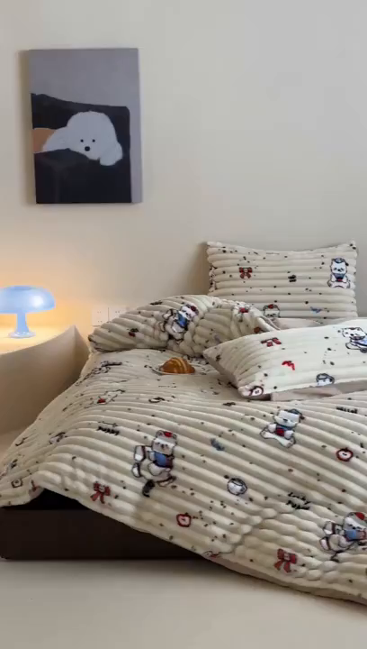 91家纺网 家纺一手货源 找家纺 RYB红黄兰 2025新款设计师原创A版抽条兔兔绒B版牛奶绒印花四件套 奶油西高地